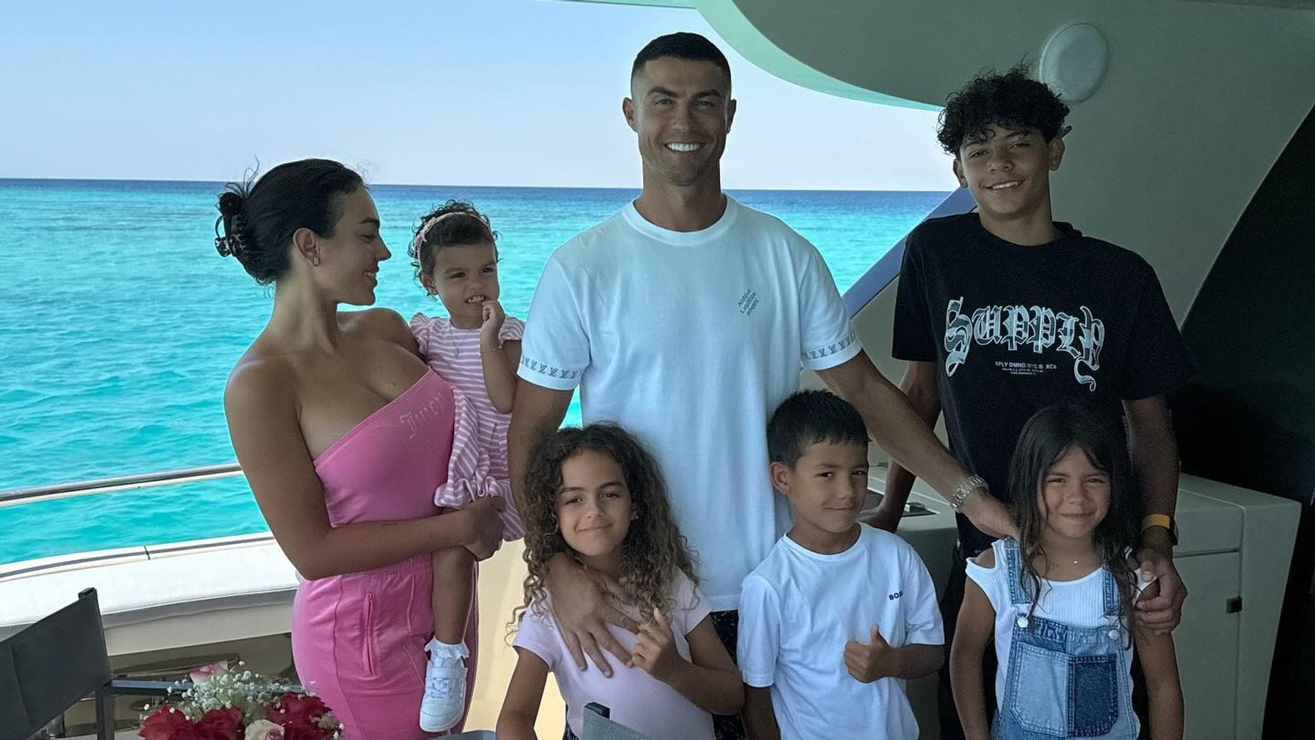Georgina Rodríguez muestra su divertido plan en la piscina con Cristiano Ronaldo y sus hijos