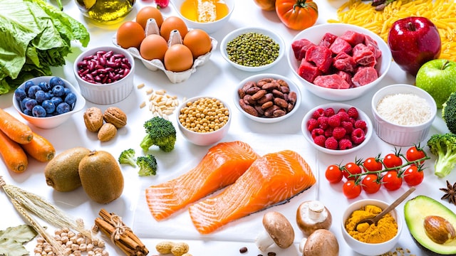 Salmón, carnes rojas, frutos del bosque, tomates, aguacate, setas, legumbres y un grupo de alimentos coloridos