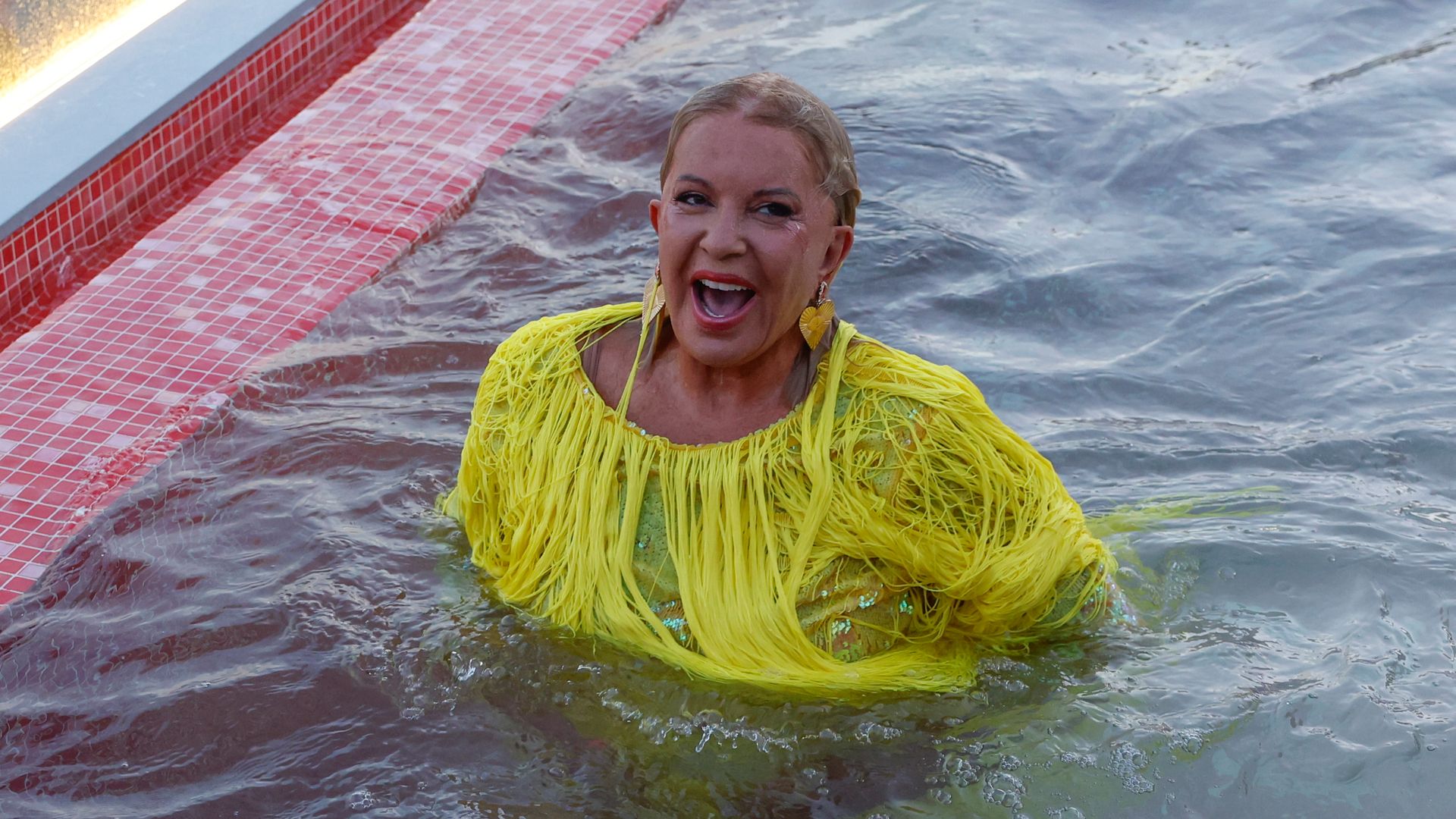 El momentazo de Bárbara Rey lanzándose a la piscina en pleno desfile a sus 76 años