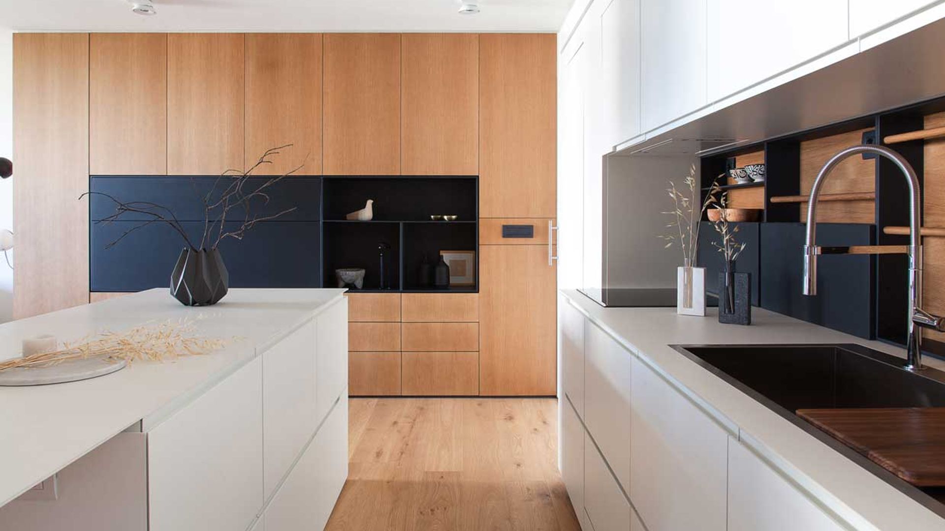 Esta reforma multiplica los metros, la luz y el encanto de este apartamento barcelonés