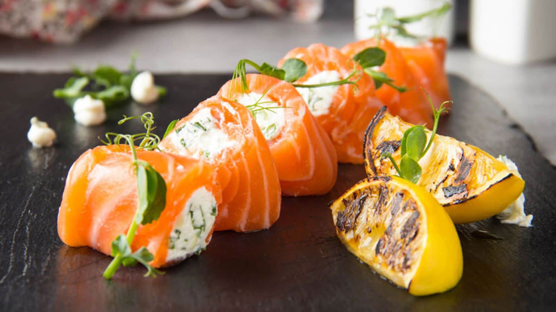 Rollitos de salmón rellenos de queso a las finas hierbas