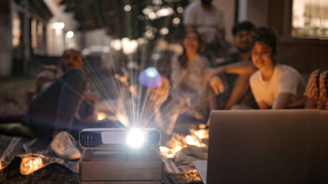 Unos amigos con un proyector en casa