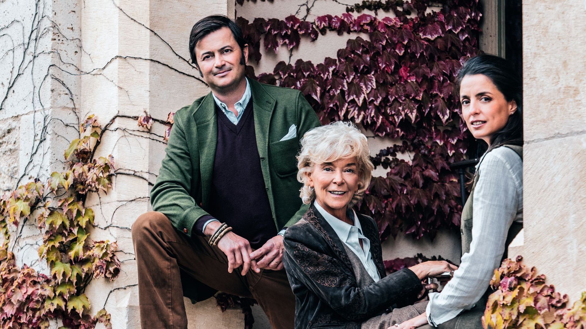  Lucía se asoma a uno de los balcones de la antigua enfermería, junto a Lolo de Juan y Marta Arias Morales