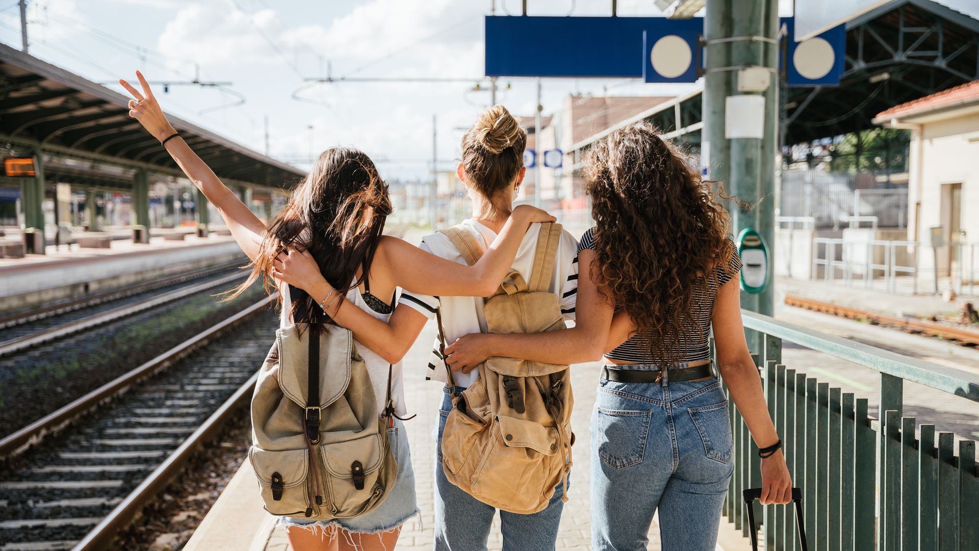 Grupo de chicas jóvenes viajando en tren