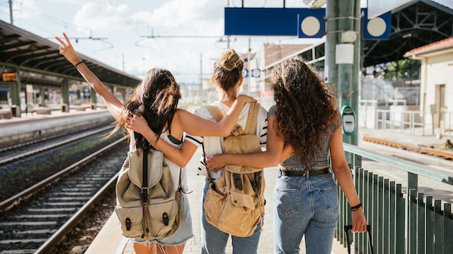 Grupo de chicas jóvenes viajando en tren