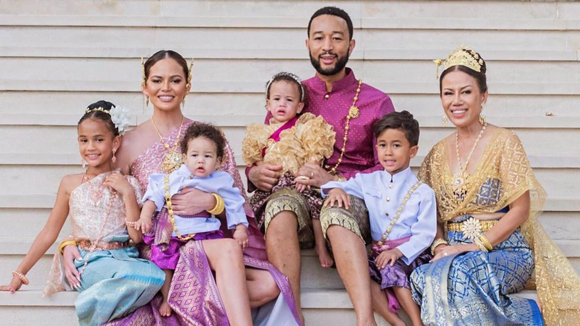 El majestuoso posado en familia de Chrissy Teigen y John Legend para celebrar el año nuevo en Tailandia