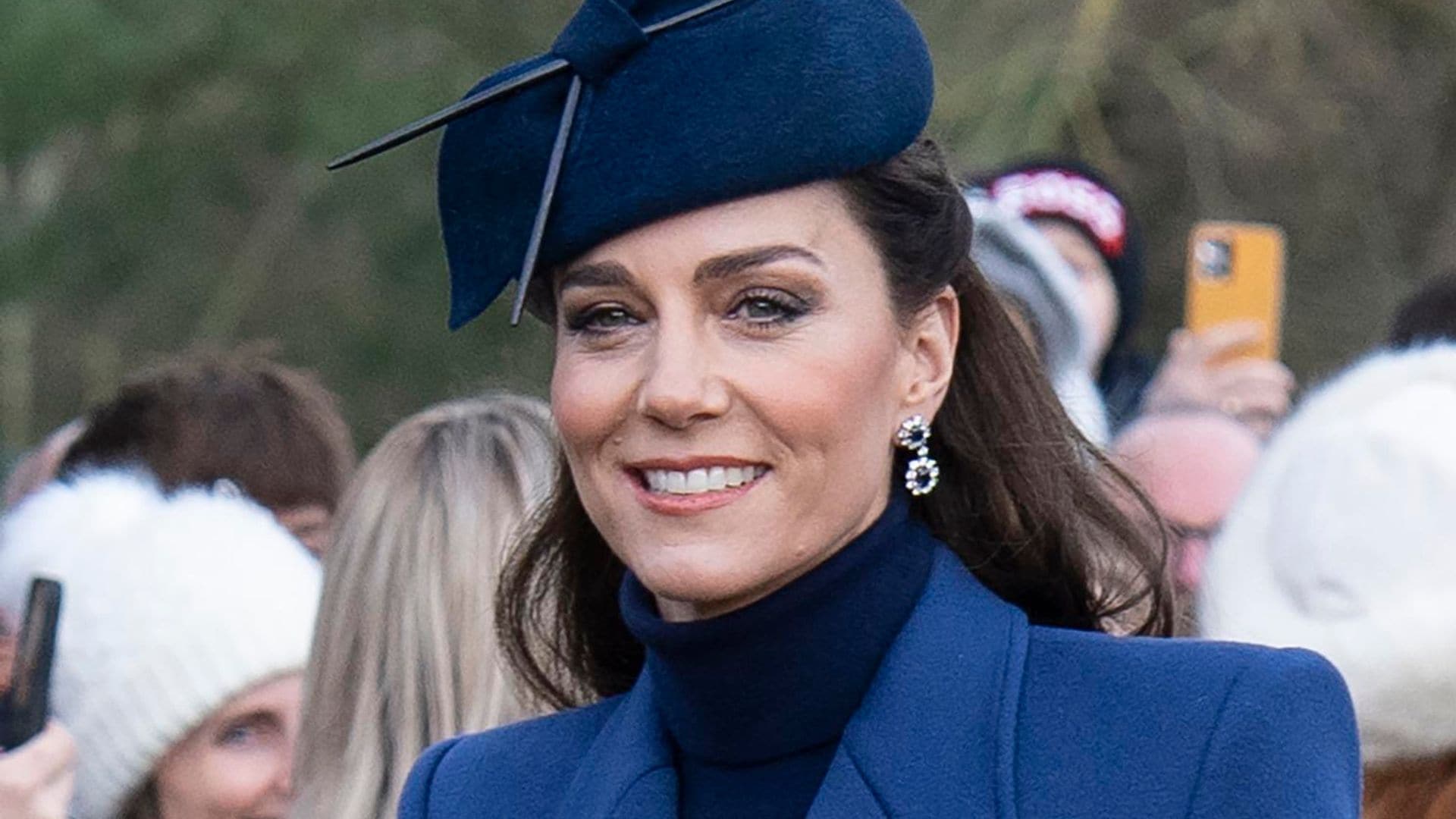 El impactante look azul que lució Kate Middleton para Navidad