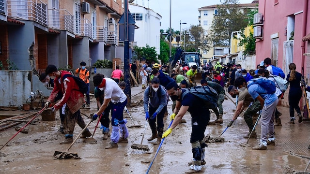 Voluntarios ayudando por la DANA en Valencia