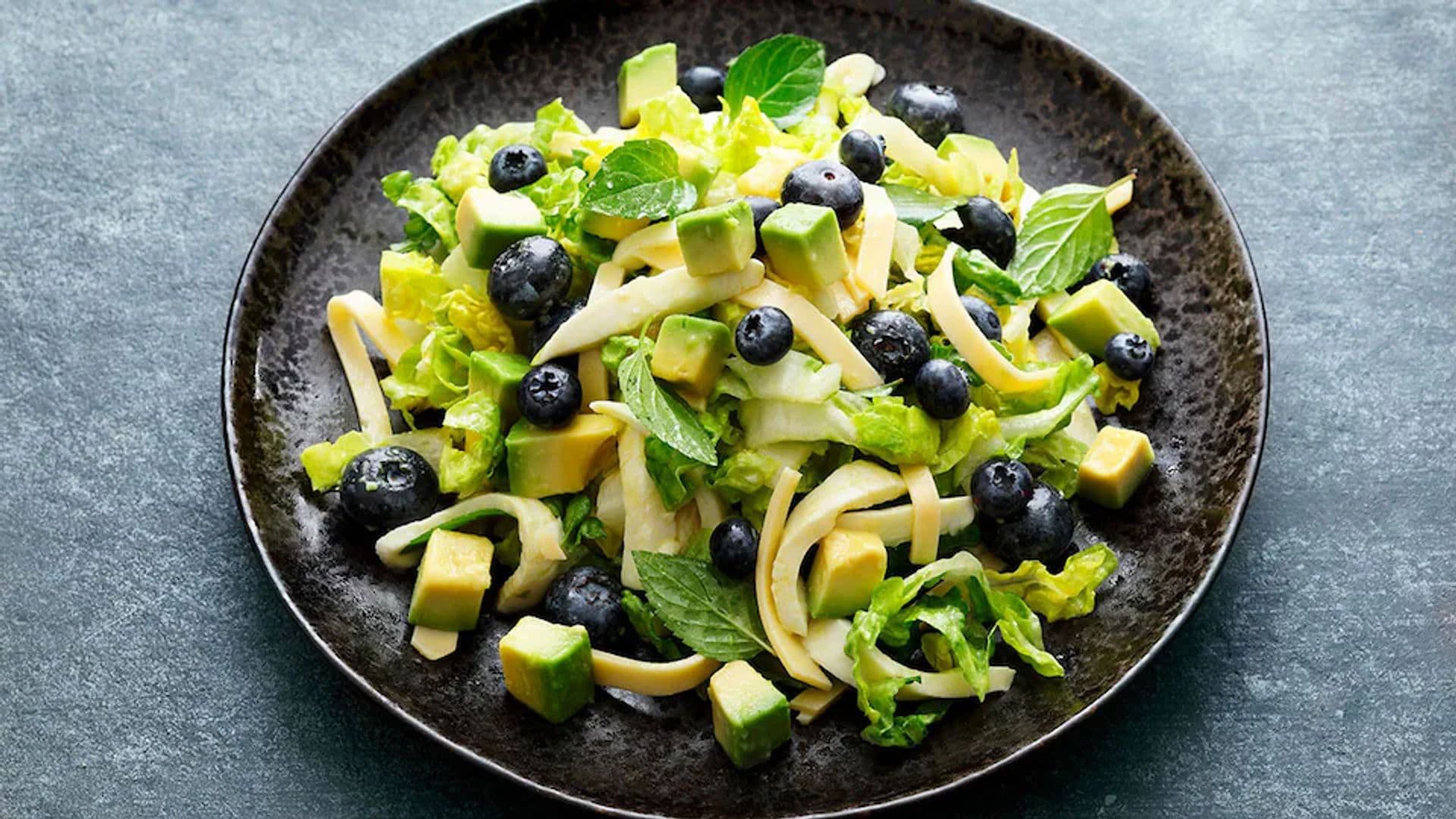 Ensalada de aguacate y lechuga con arándanos y queso

