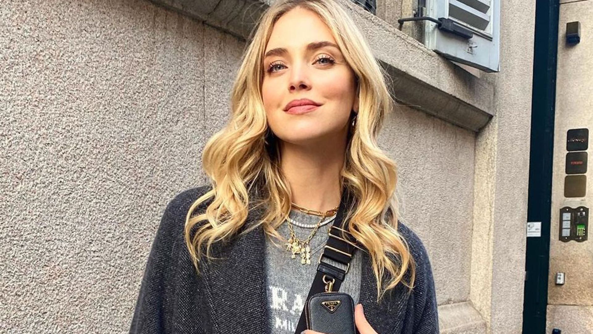Chiara luce embarazo en lencería como las supermodelos en una divertida imagen con su marido