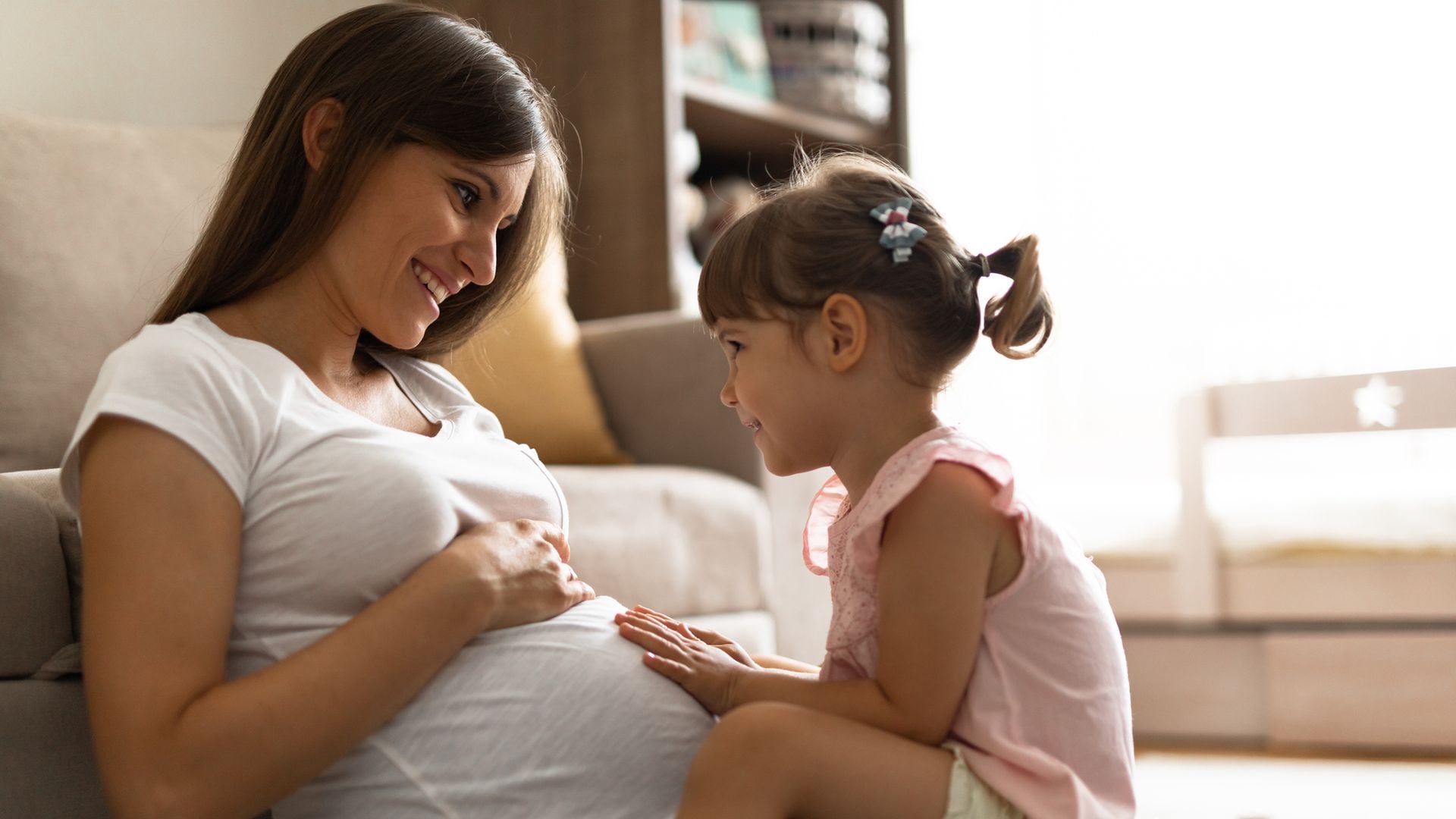 Madre embarazada e hija hablan