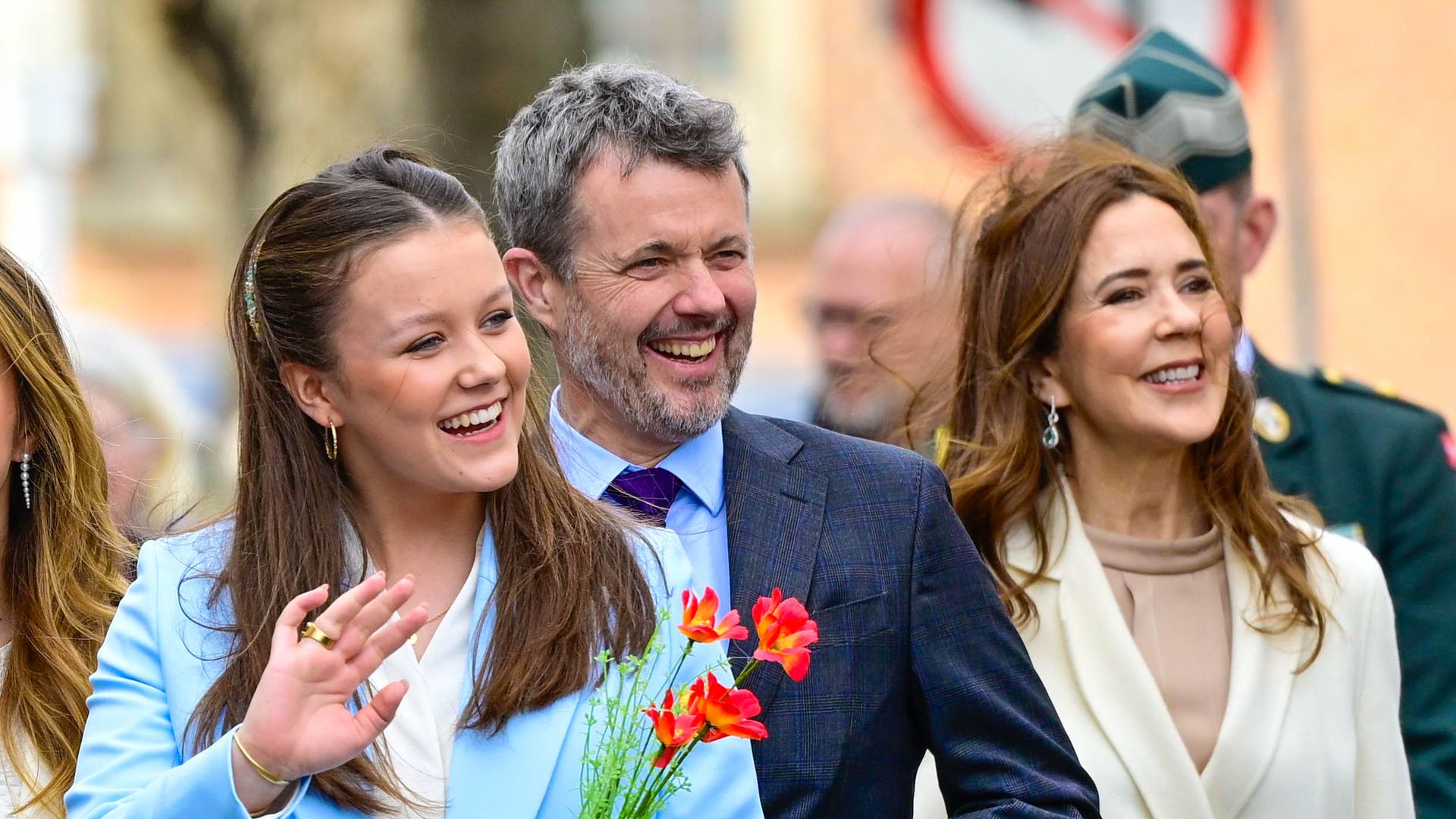 Isabella de Dinamarca (19), sucesora del estilo de su madre, la reina Mary con joyas históricas y trajes de colores