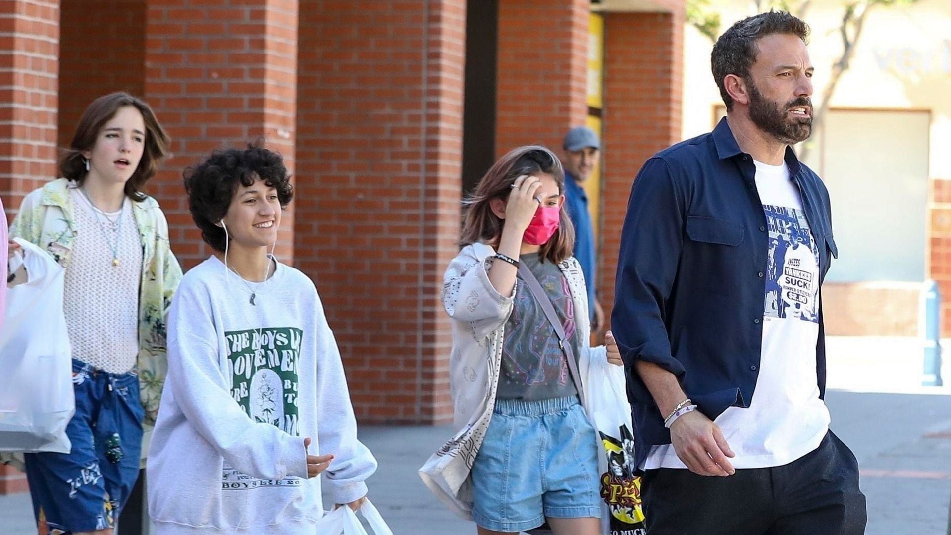 Ben Affleck lleva de compras a sus hijas; les ayuda a conseguir un disfraz para Halloween