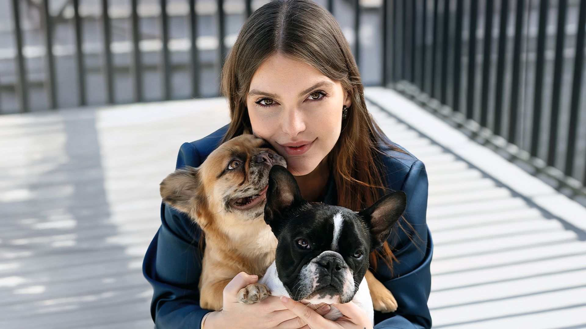 Sofía Bono nos presenta a su familia perruna: "Taco llegó cuando no atravesaba mi mejor momento, y Gala como un regalo inesperado"