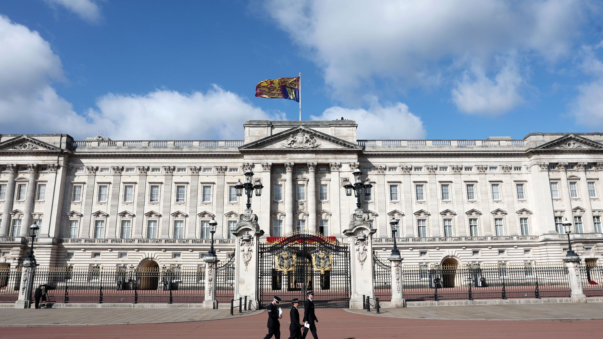 Un icónico balcón, 775 habitaciones y otras curiosidades del Palacio de Buckingham en el día más esperado del calendario real británico