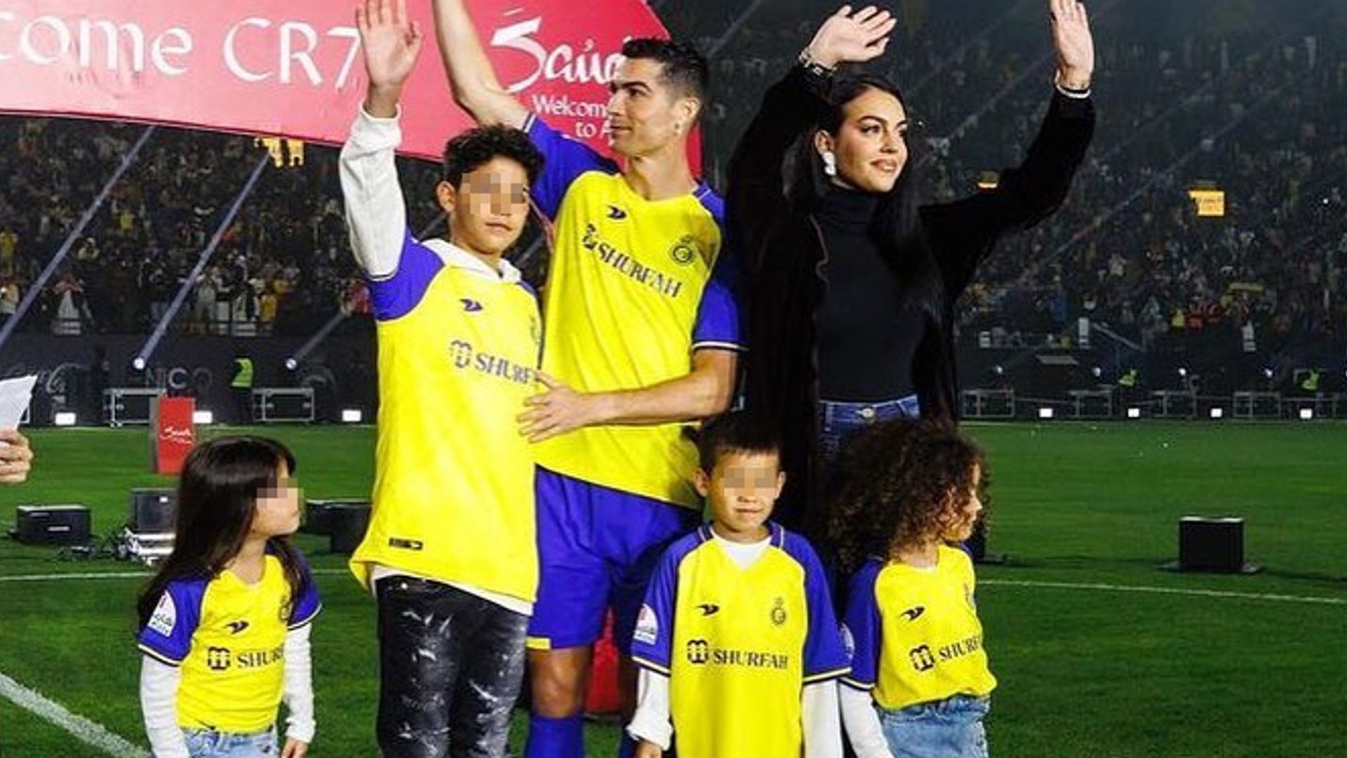 Cristiano y Georgina con sus hijos