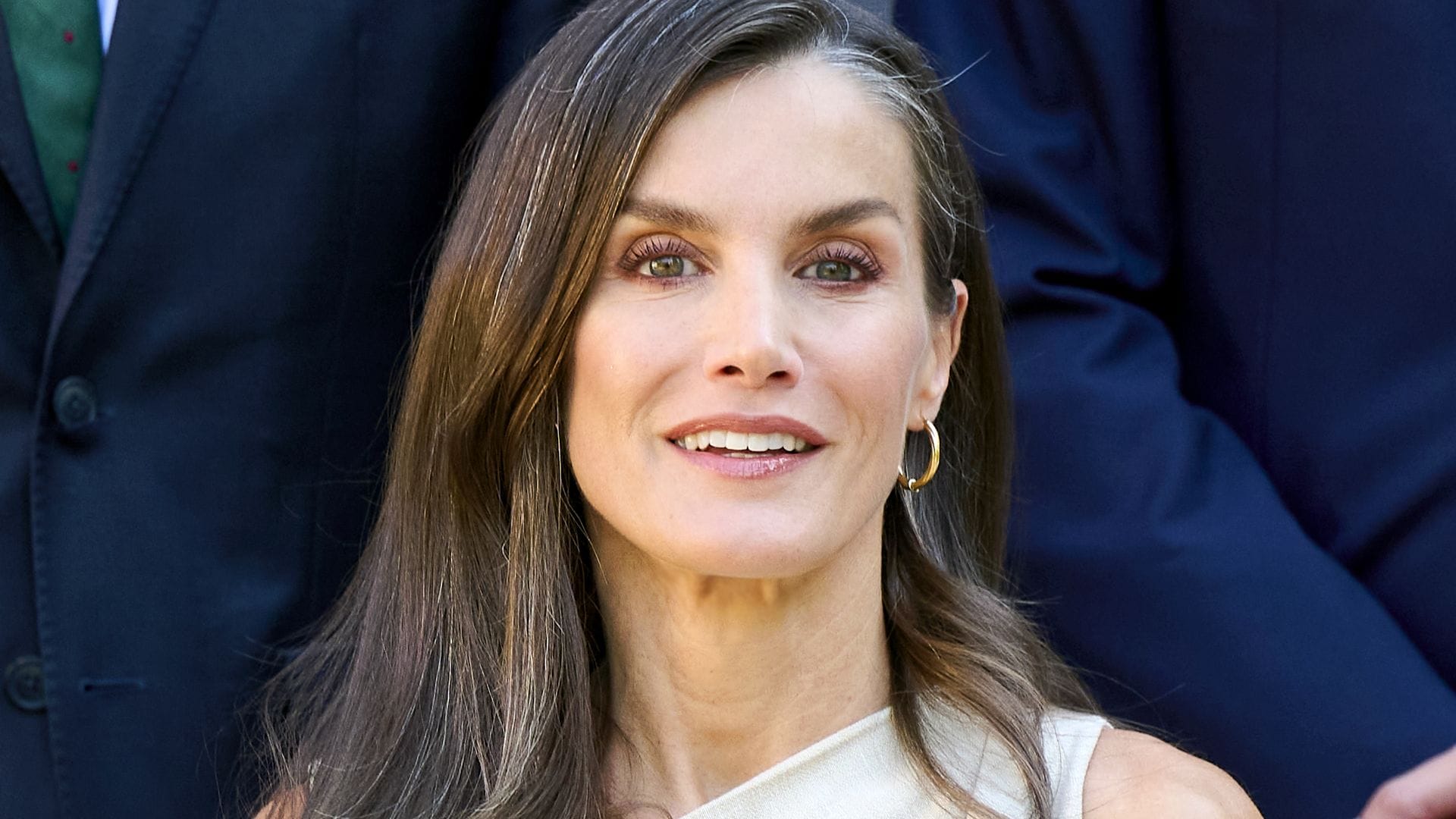 El escote 'Letizia' arrasa en Zara y Mango: efecto favorecedor y aprobado para todas las edades