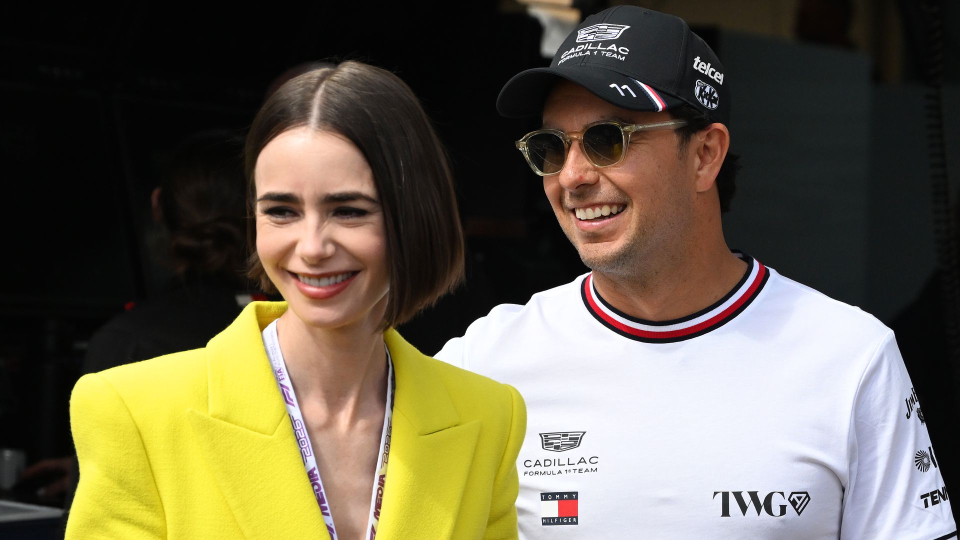 Sergio Pérez de Cadillac F1 junto a Lily Collins en el paddock antes del inicio del Gran Premio de Mónaco.