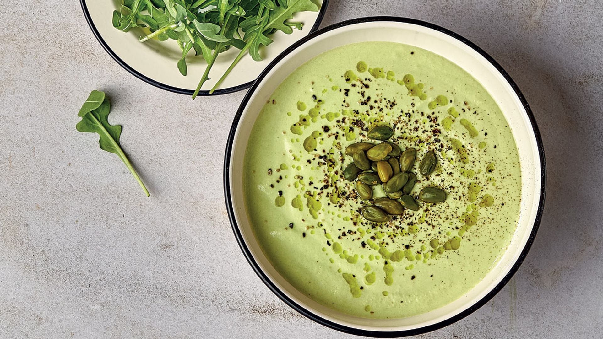 Crema de romanesco con pistacho y rúcula