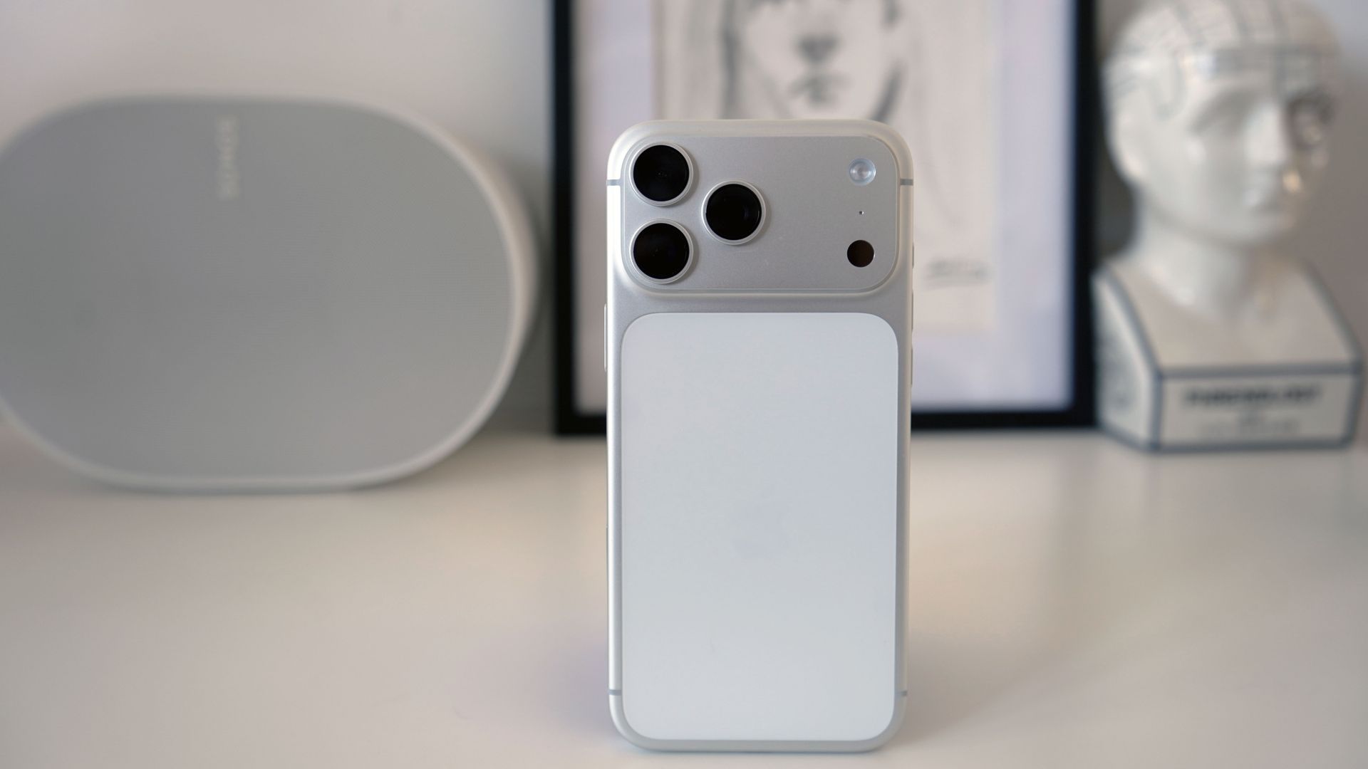 Un iPhone 17 Pro Max en color plata