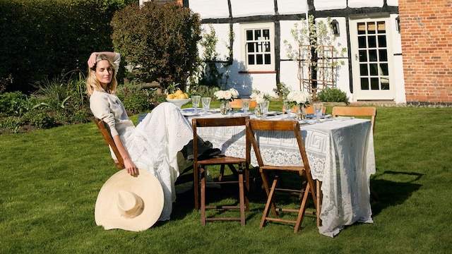 Juana Pepa sentada en la terraza de su casa de campo en Inglaterra