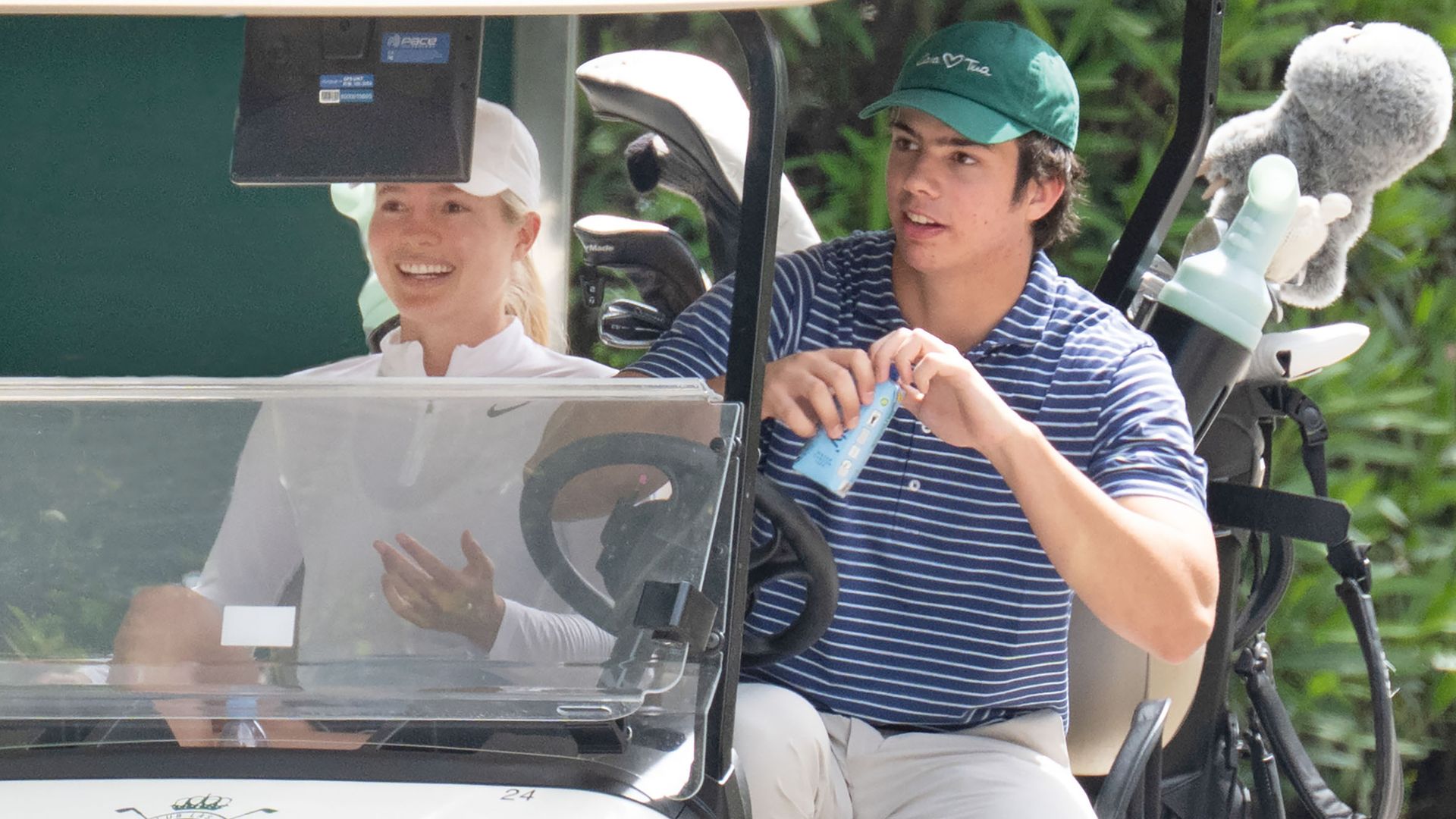 EXCLUSIVA. Victoria y Guillermo, hijos de Julio Iglesias, celebran su 25 y 19 cumpleaños en Marbella: las fotos de su día de golf