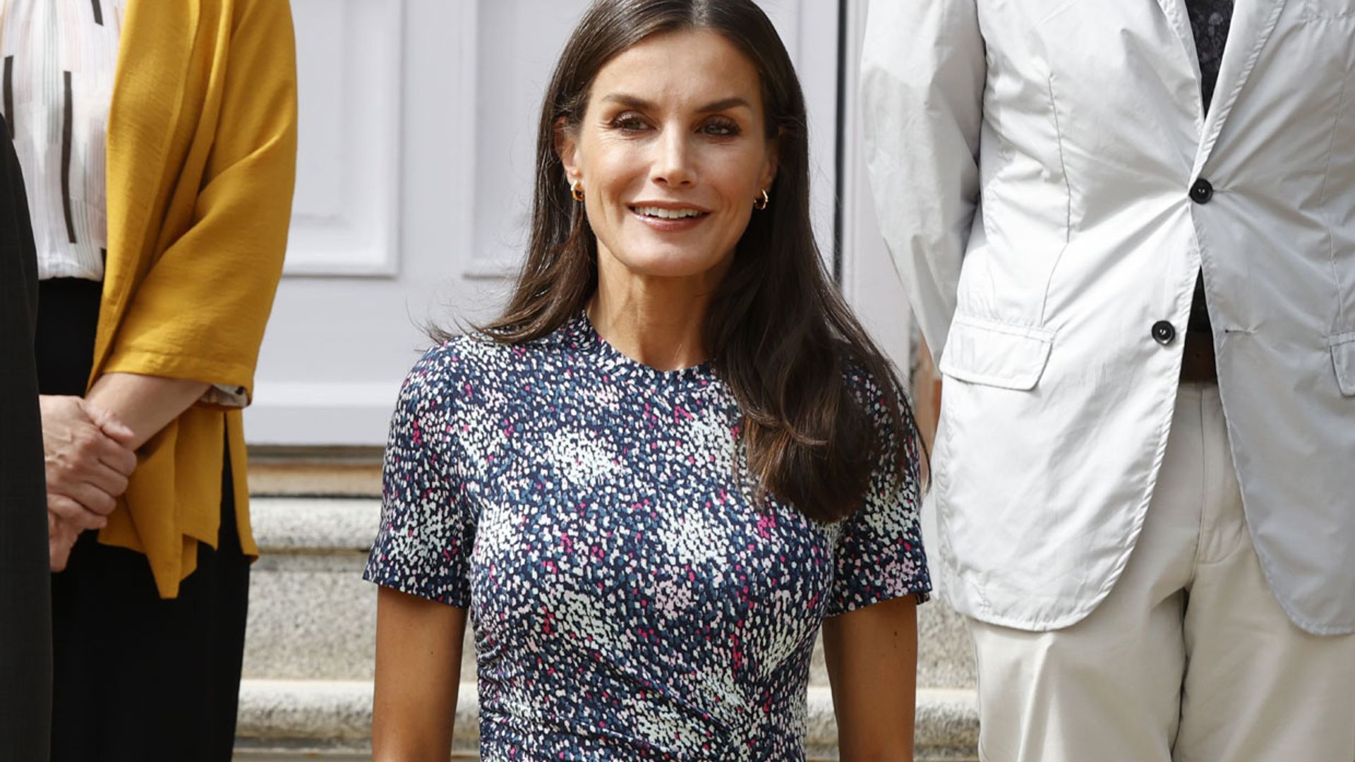 Doña Letizia recicla su original vestido confeti en su cita con la educación