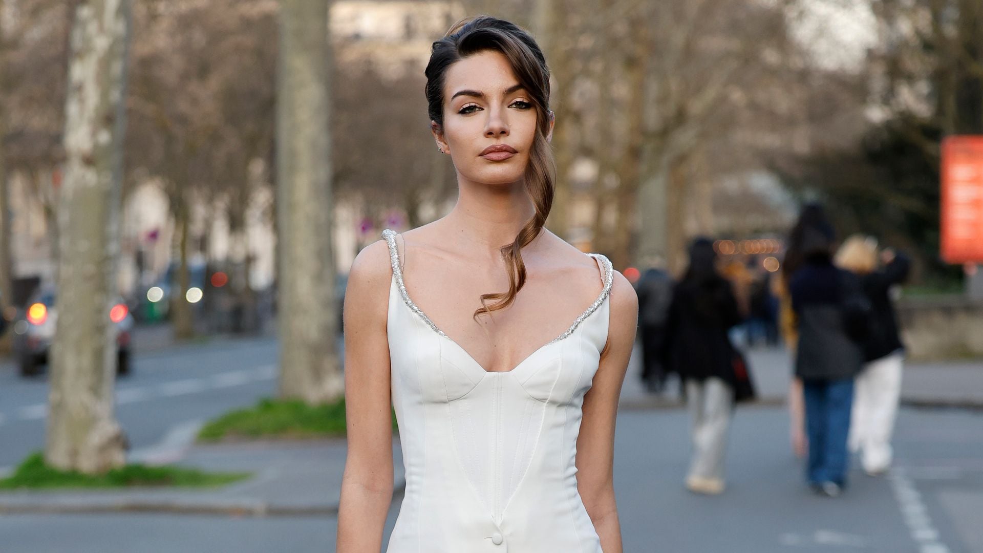 Encuentra tu vestido blanco en Zara y Mango para cada cita del verano