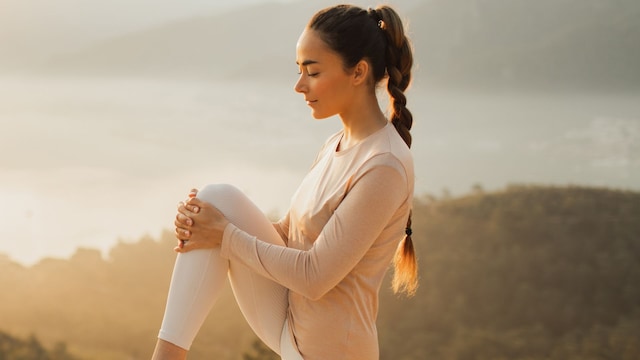 Mujer con conjunto de fitness en la naturaleza