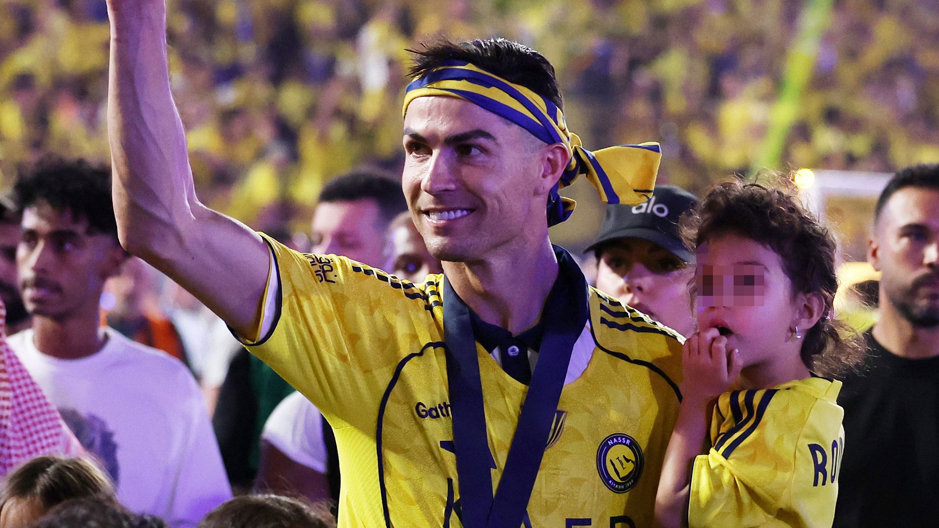 Cristiano Ronaldo celebra la victoria del Al-Nassr entre lágrimas, ante su familia y con su hija Bella Esmeralda en brazos