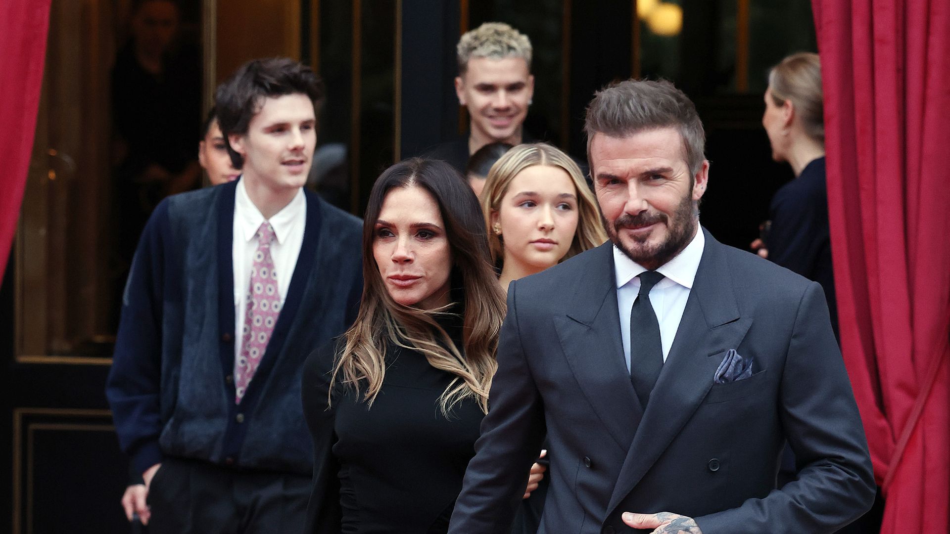 Victoria Beckham y David Beckham con sus hijos en París este 26 de enero de 2026.