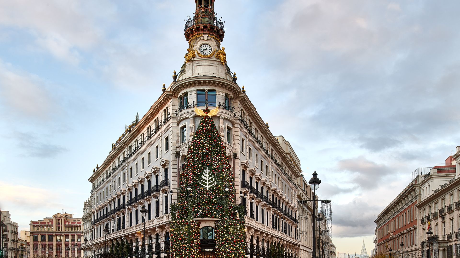 Ilumina Madrid Four Seasons en Navidad con decoración navideña