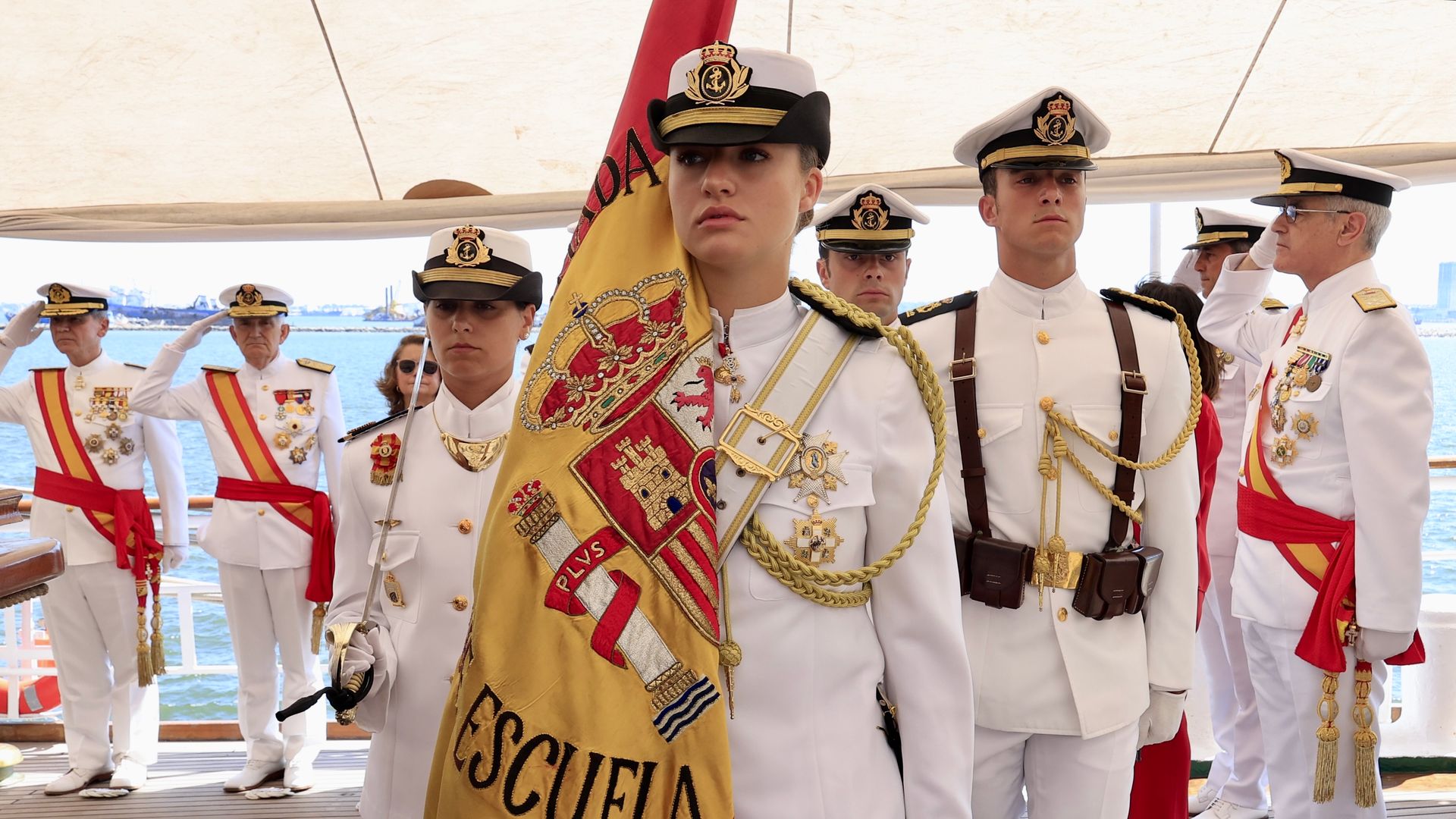 La princesa Leonor, abanderada en la jura de bandera a bordo de ‘Elcano’ en Montevideo