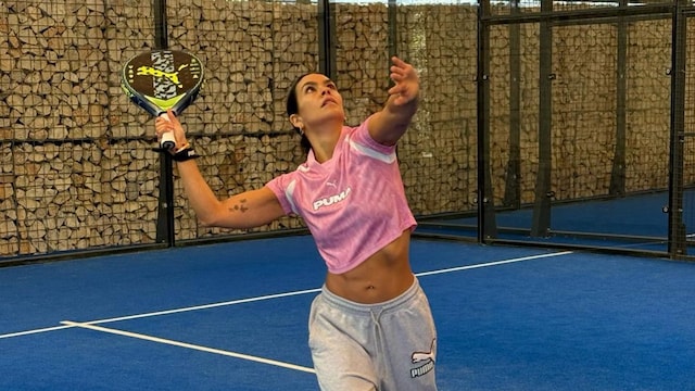 Plano entero de Cristina Pedroche practicando pádel en Mad4padel