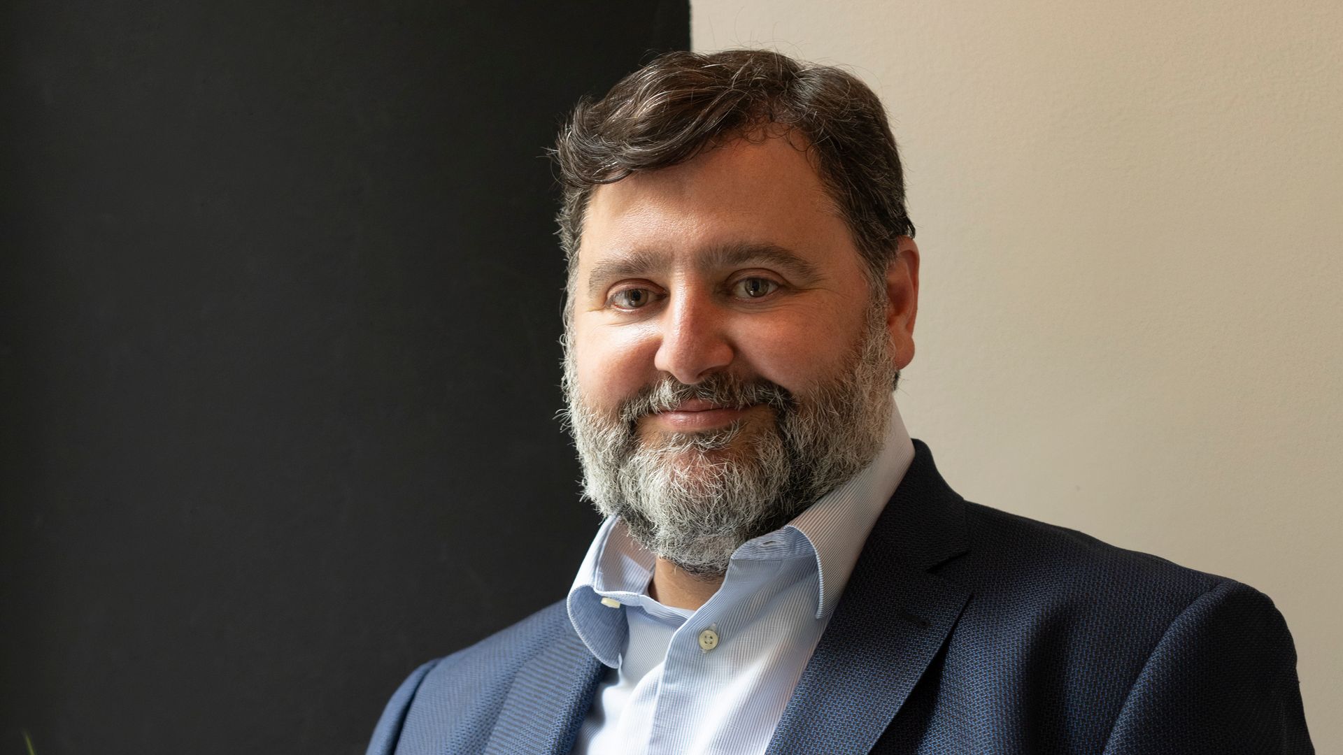 Carlos Rubio, interiorista y socio fundador y director de Insenia