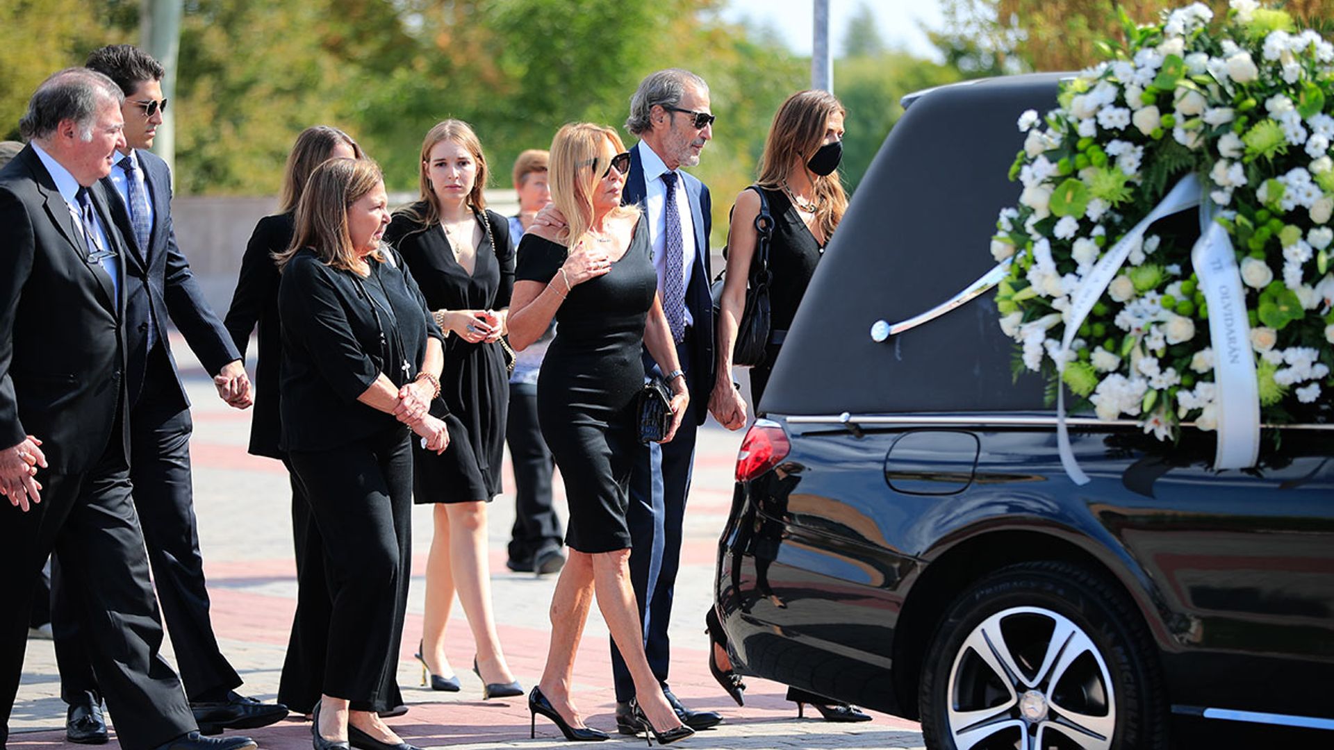 Ana Obregón, emocionada y arropada por sus hermanos, en el último adiós a su padre