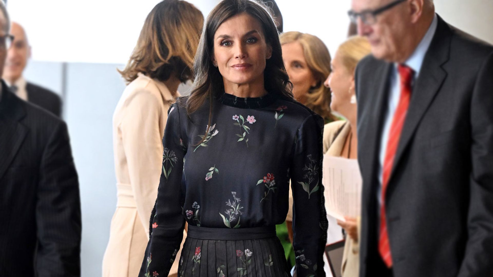 ¿Es un vestido o un conjunto? La reina Letizia juega al despiste con su estreno floral en Londres