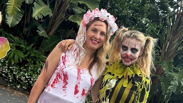 Plano entero de Elsa Pataky disfrazada de payaso en Halloween 2024 con una amiga