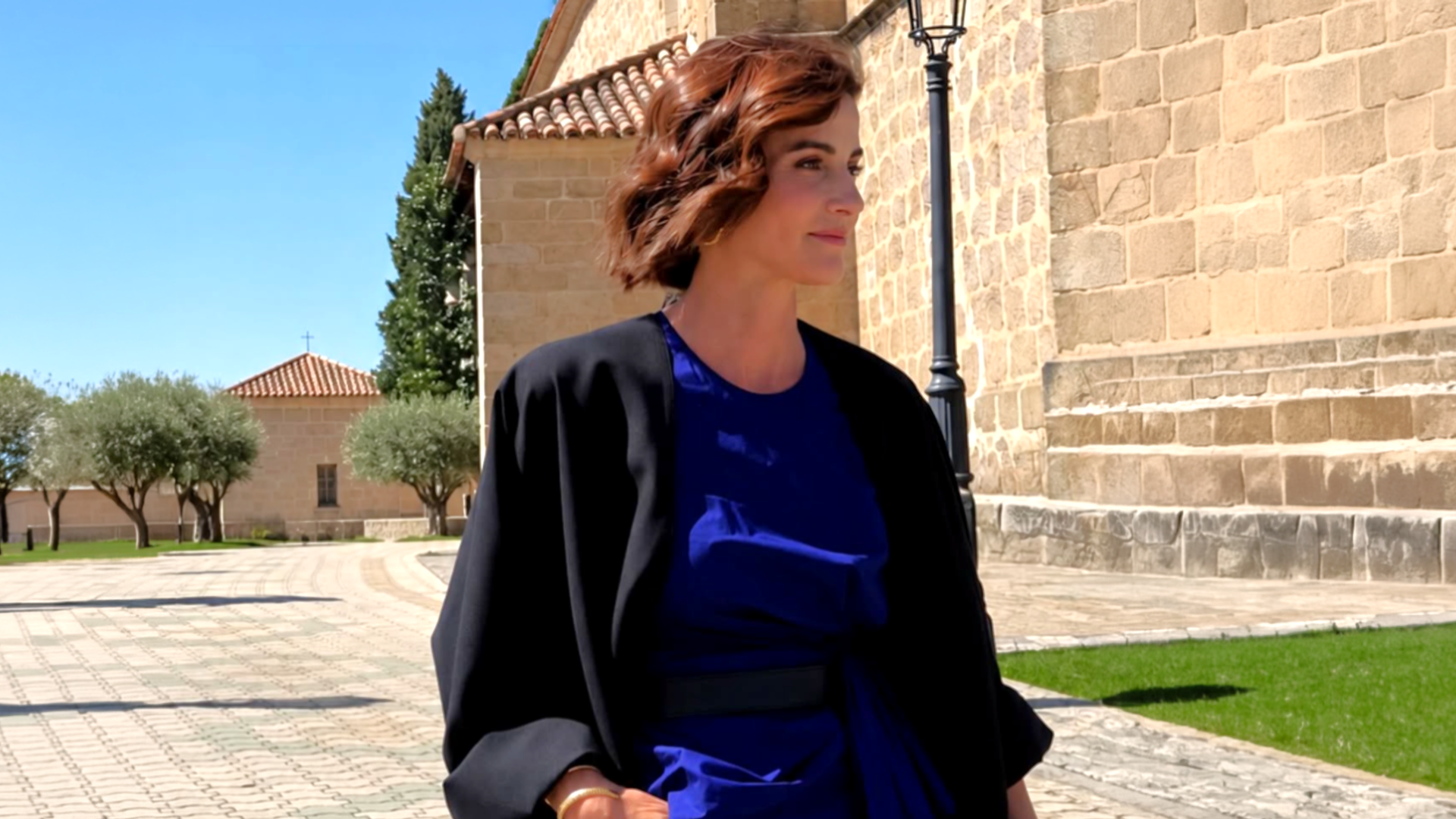 Rosario Domecq, la invitada más discreta, sorprende en una boda familiar con un look azul eléctrico, kimono negro y un brazalete bizantino, 2026.
