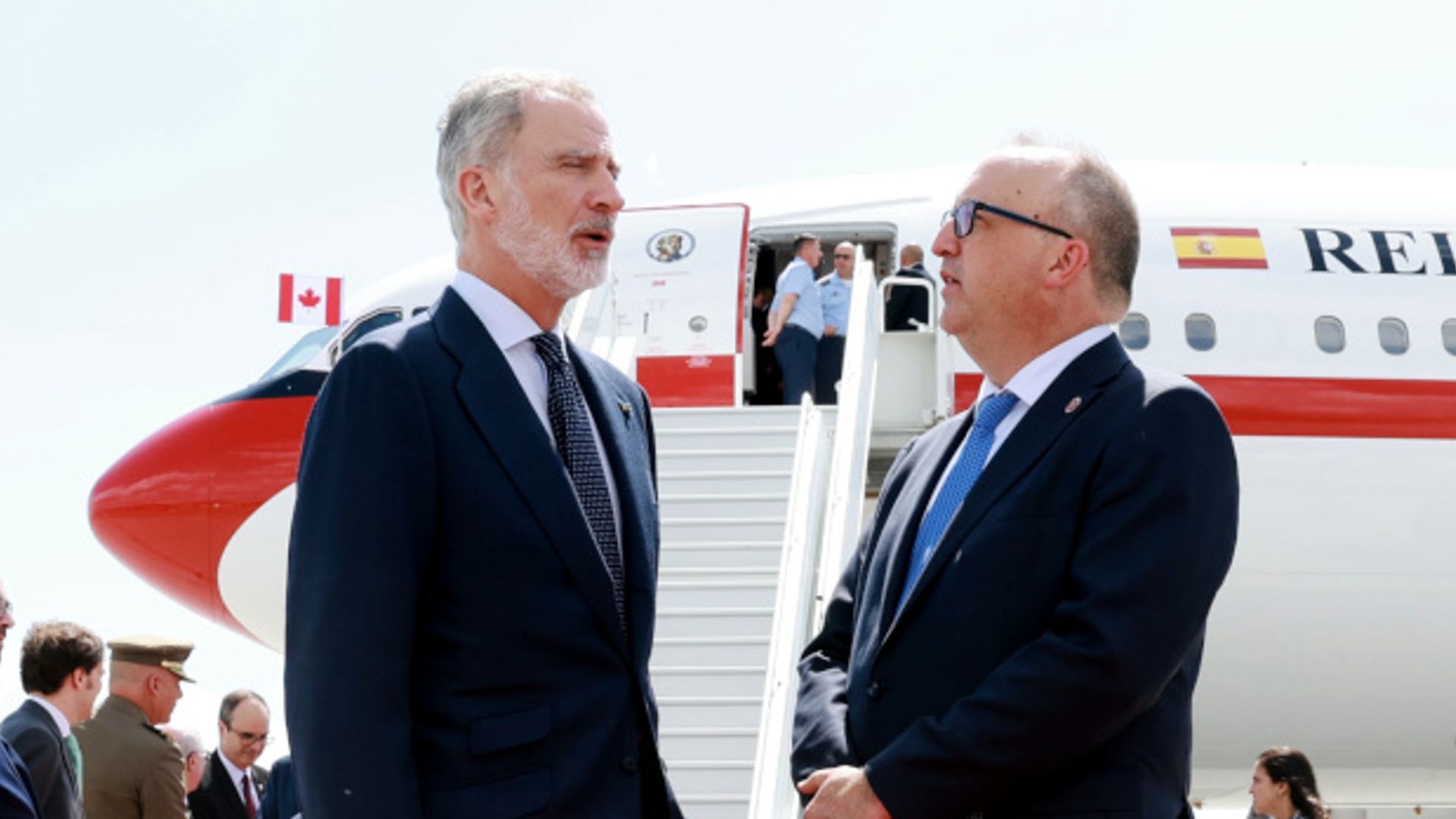 El Rey junto al jefe de protocolo de Canadá, Sébastian Carriére, a su llegada a Ottawa