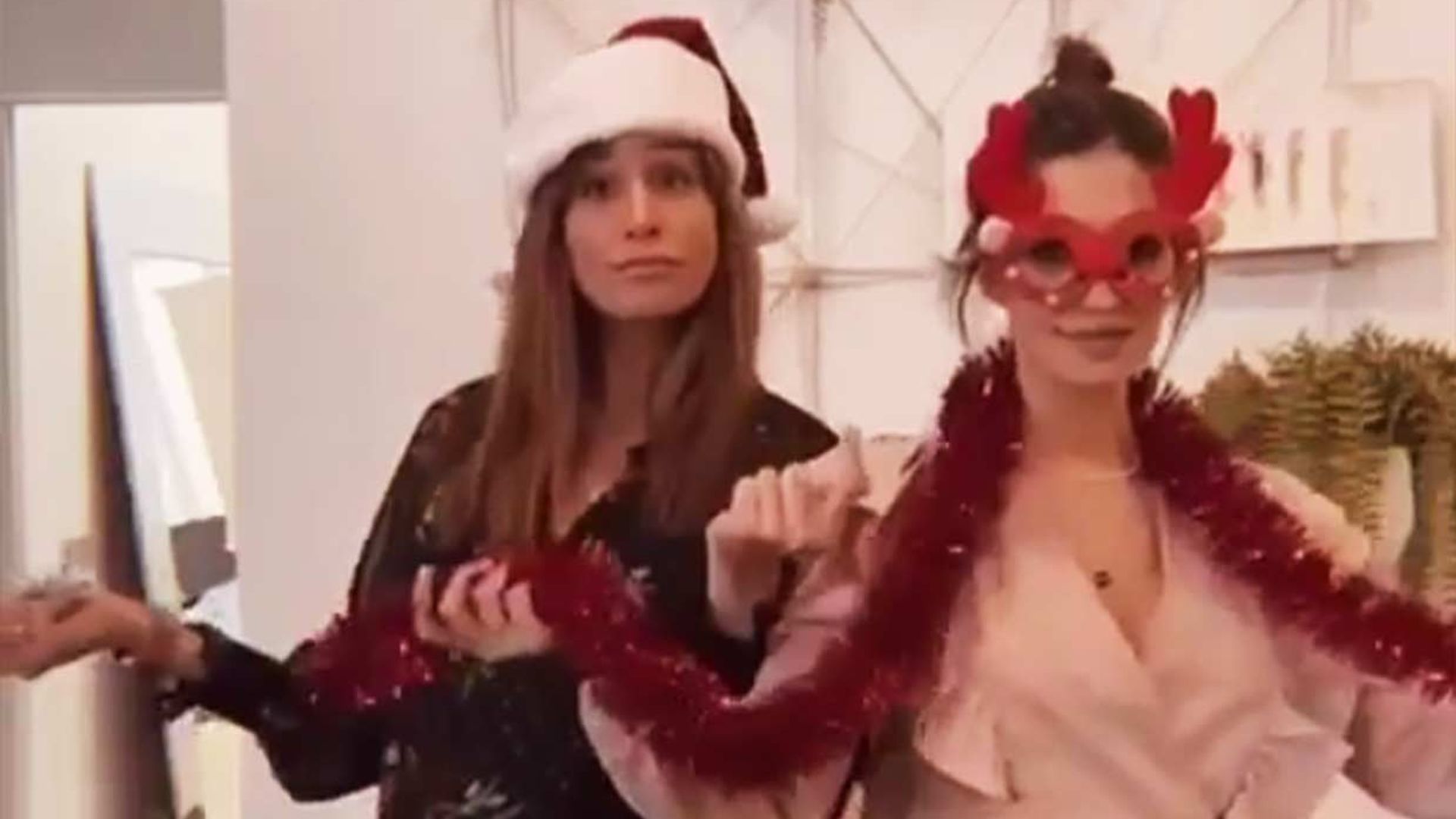 Bailando con disfraces navideños: Sara Carbonero e Isabel Jiménez, como nunca las habíamos visto