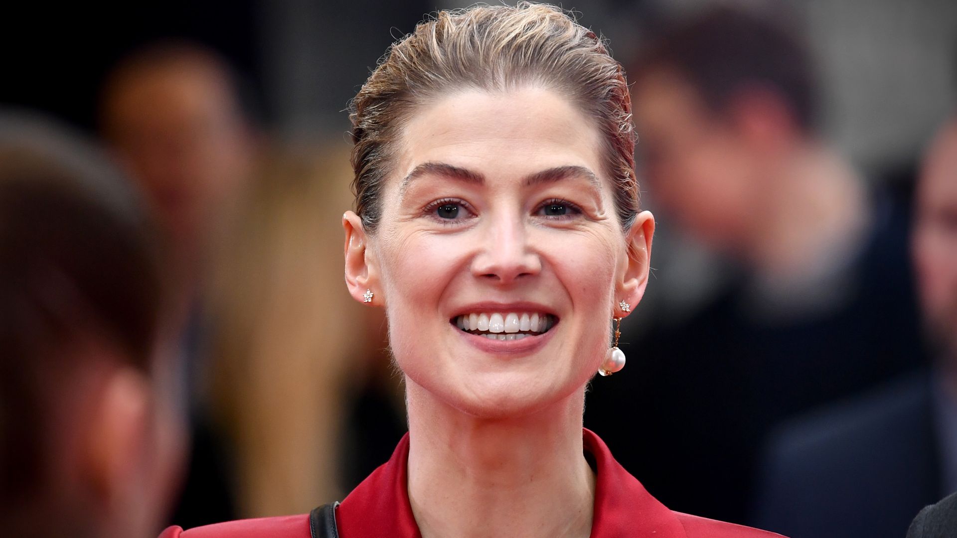 El caso de Rosamund Pike: nuestra psicóloga explica por qué se arrepiente de no haber pensado en su trabajo antes de quedarse embarazada