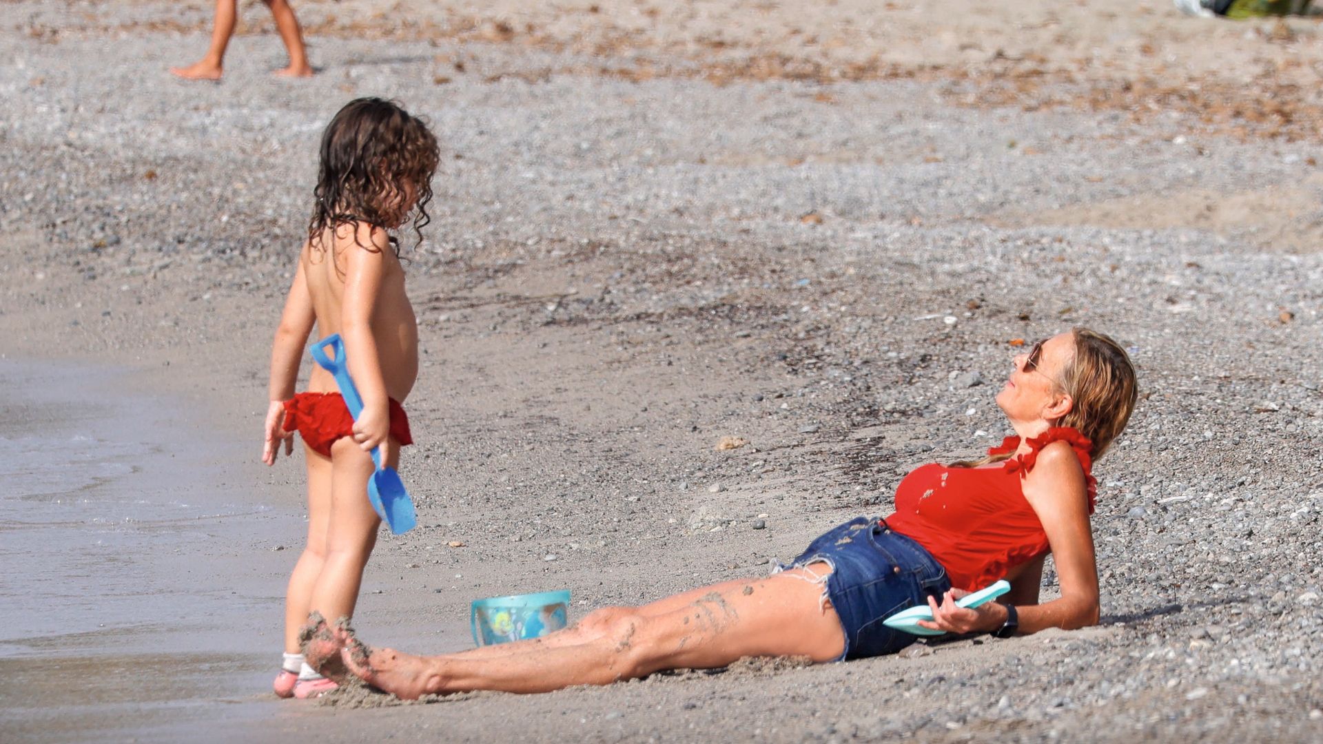 Ana Obregón parecía toda una "vigilante de la playa" o, más bien, una "vigilante de Anita" a todas horas del día.