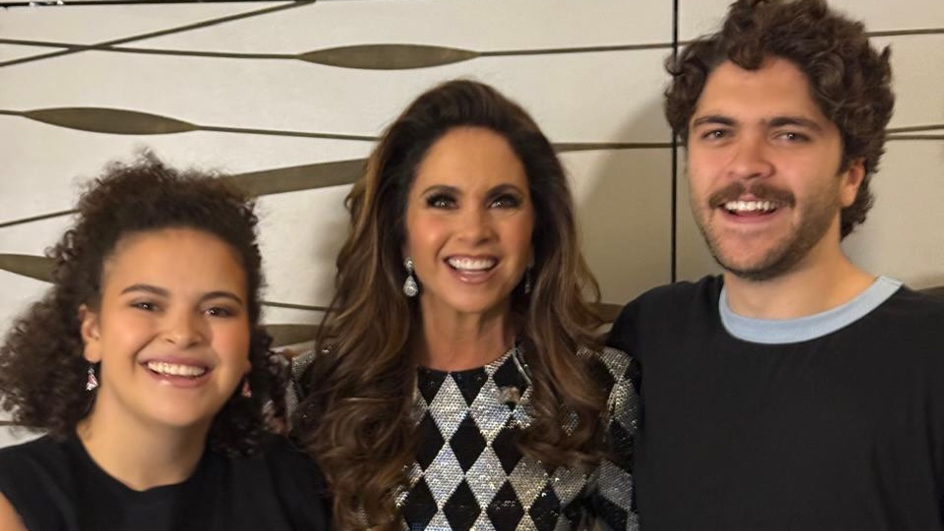 Lucero compartió lindas fotos junto a sus hijos a propósito del Día de las Madres.