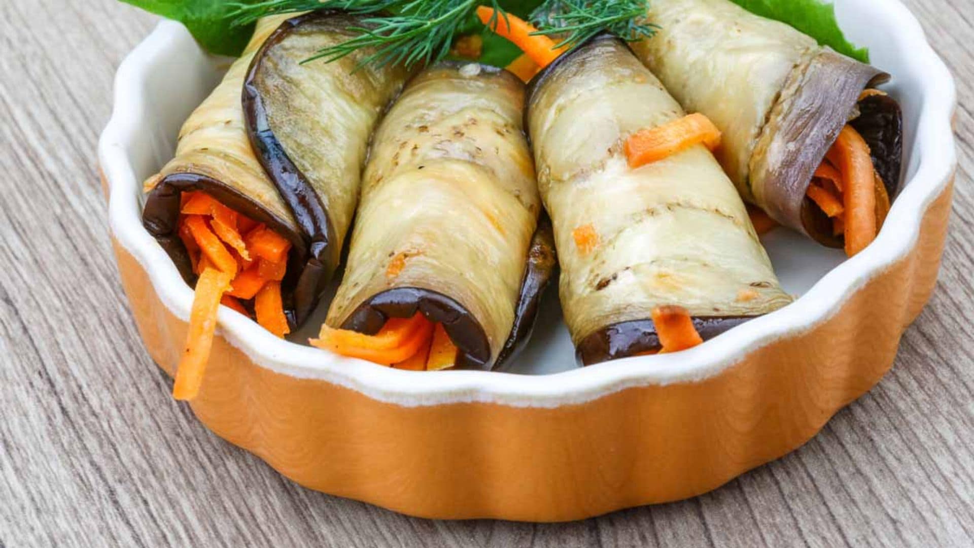 Rollitos de berenjena rellenos de pimientos y zanahorias