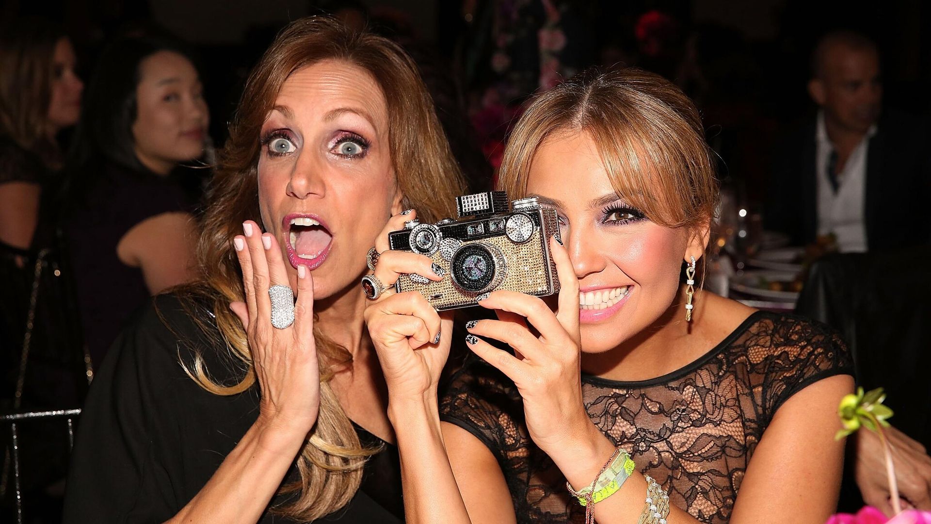 Al ritmo de ‘La Macarena’, Lili Estefan, su hija y Thalía conquistan las redes