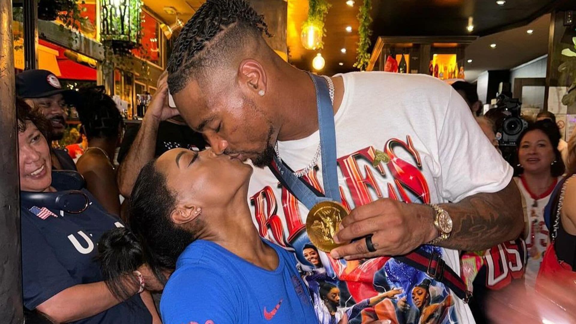 El beso de película de Simone Biles y su marido en la fiesta posterior a la victoria en París 2024