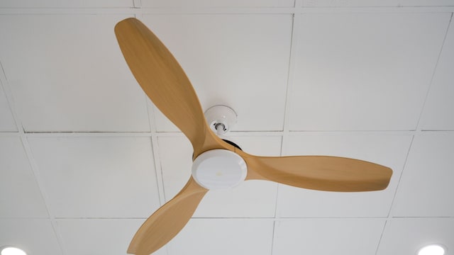 Un ventilador de techo en un dormitorio