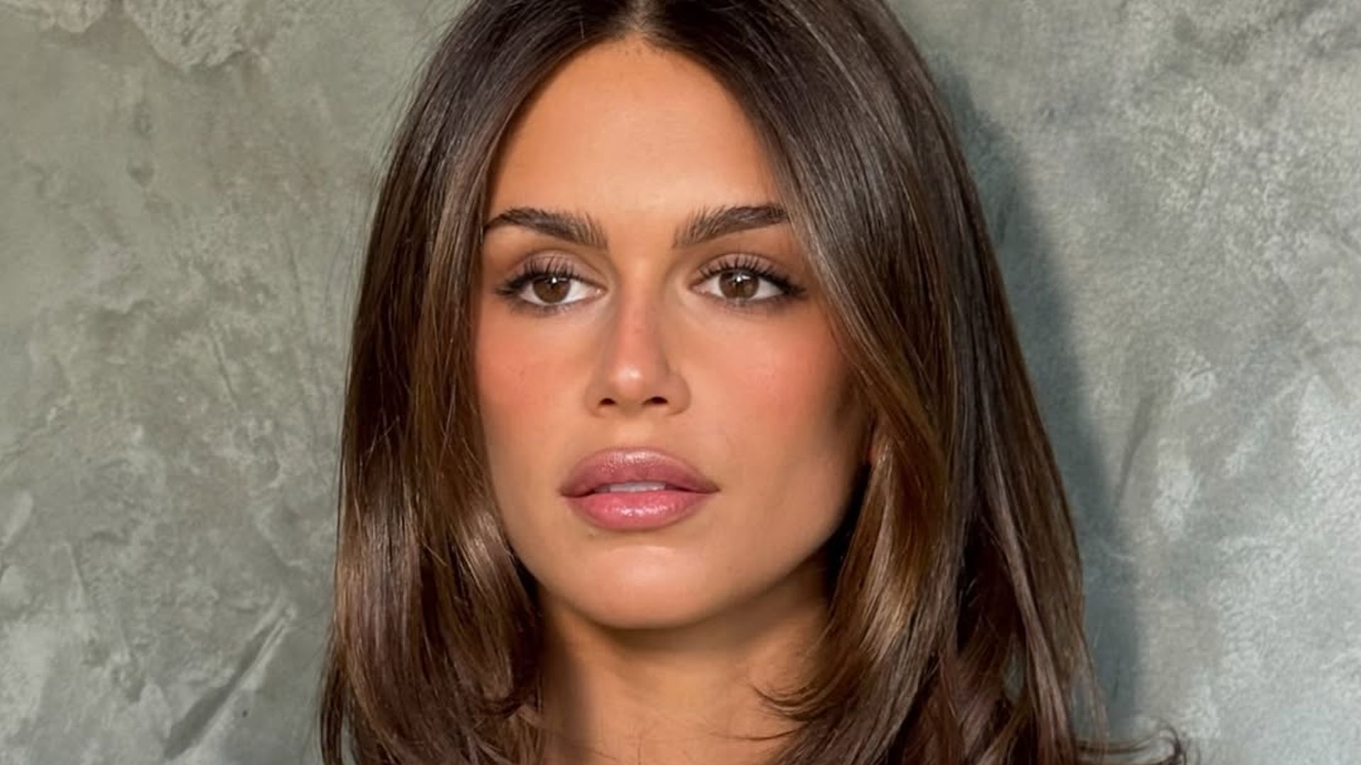 Corte a capas con puntas hacia dentro: el nuevo look de Kaia Gerber en la presentación de su último proyecto