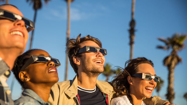 Los angelinos en el bulevar y la playa de Venice Beach se divierten en un día soleado en California